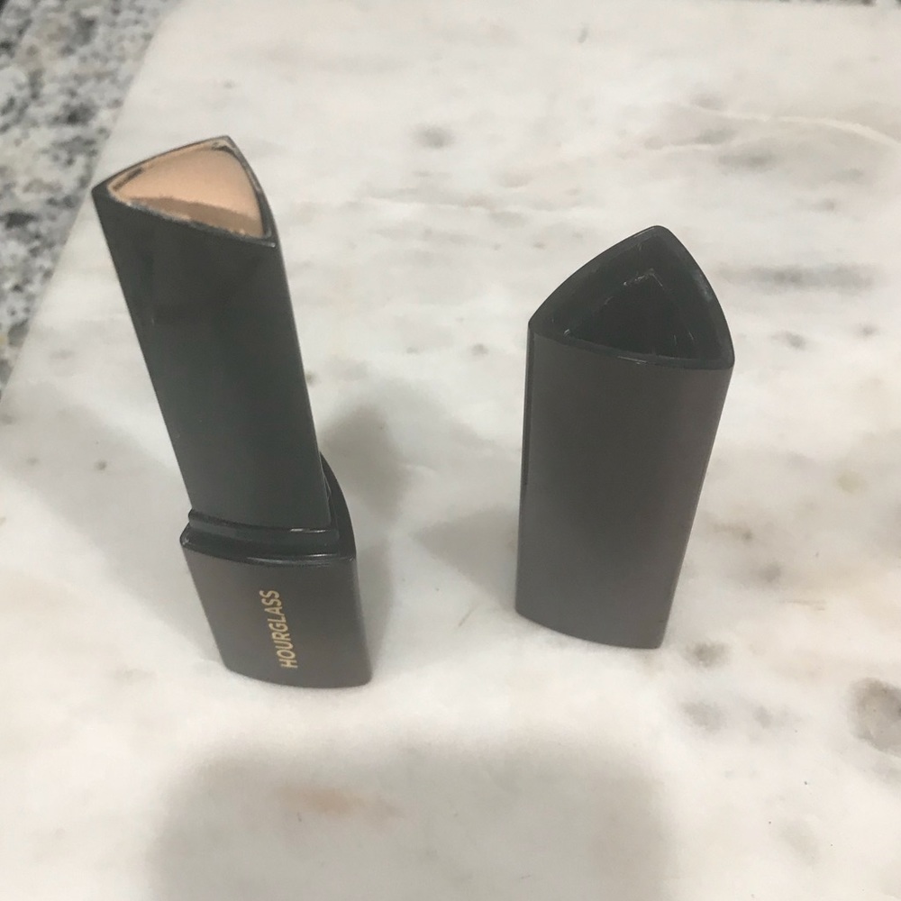Hourglass vanish stick foundation in Shell